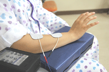 환자가 기능적 전기자극치료(FES)를 받는 사진